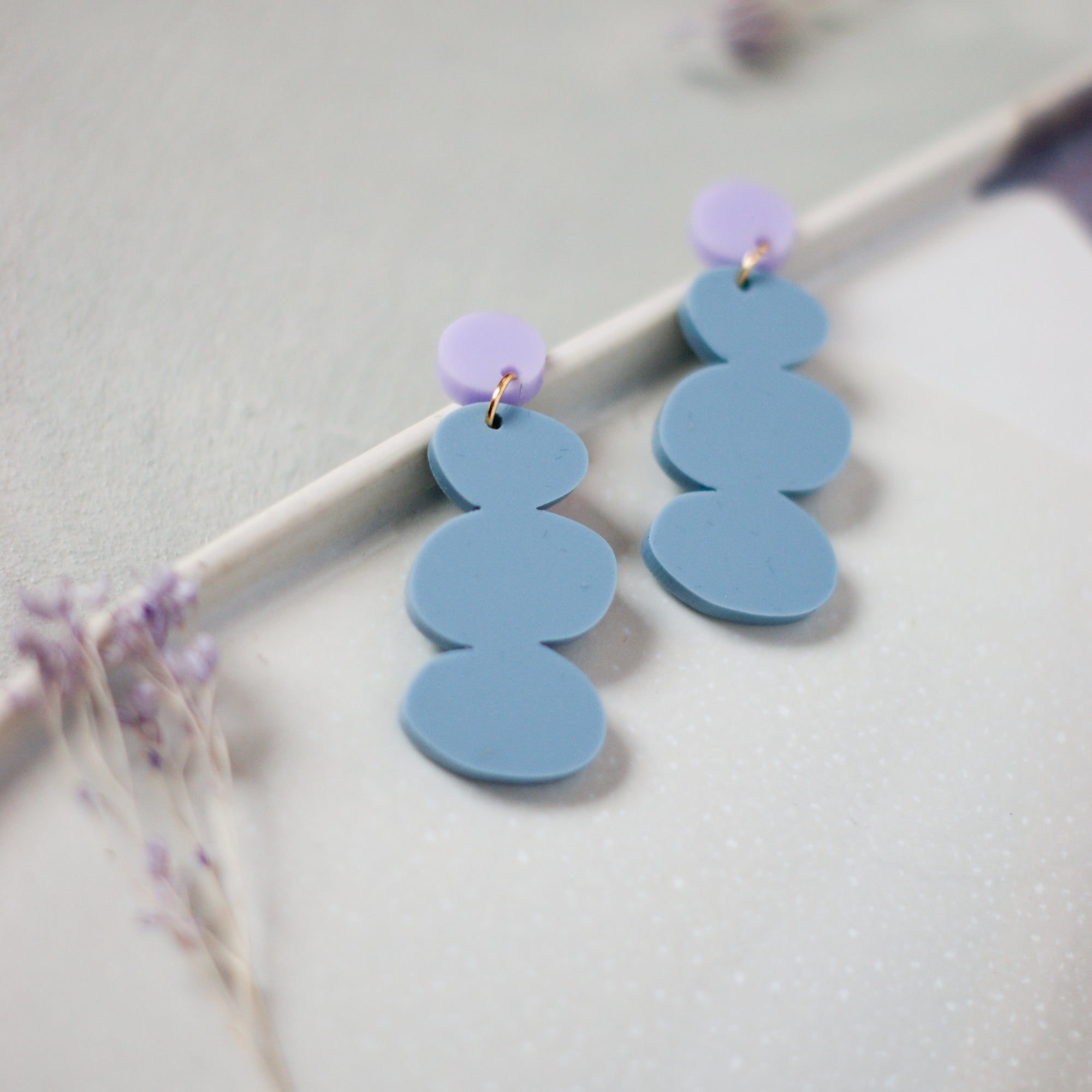 PEBBLE Jeansblau/Flieder - Ohrringe aus Acryl