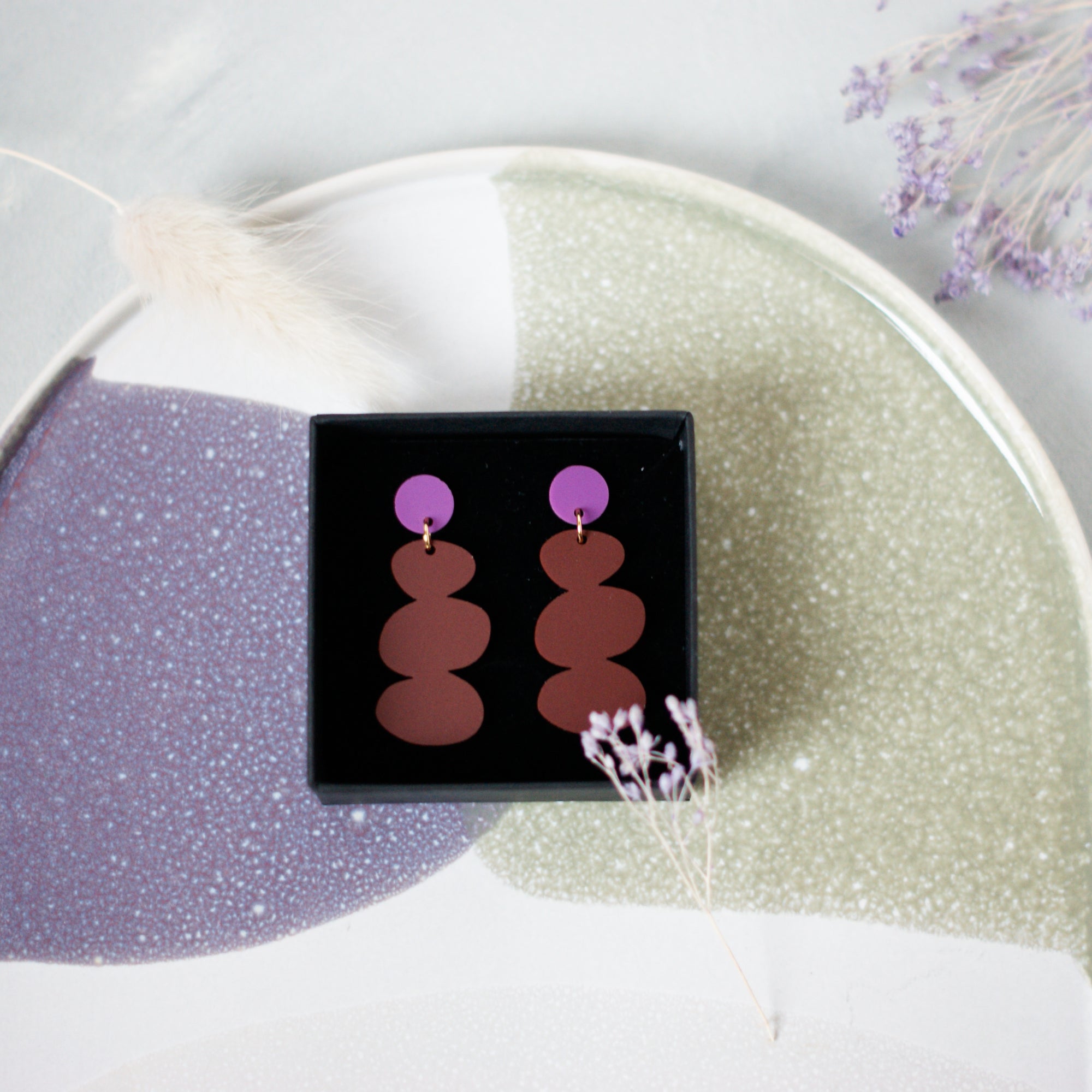 PEBBLE Chocolate/Lila - Ohrringe aus Acryl