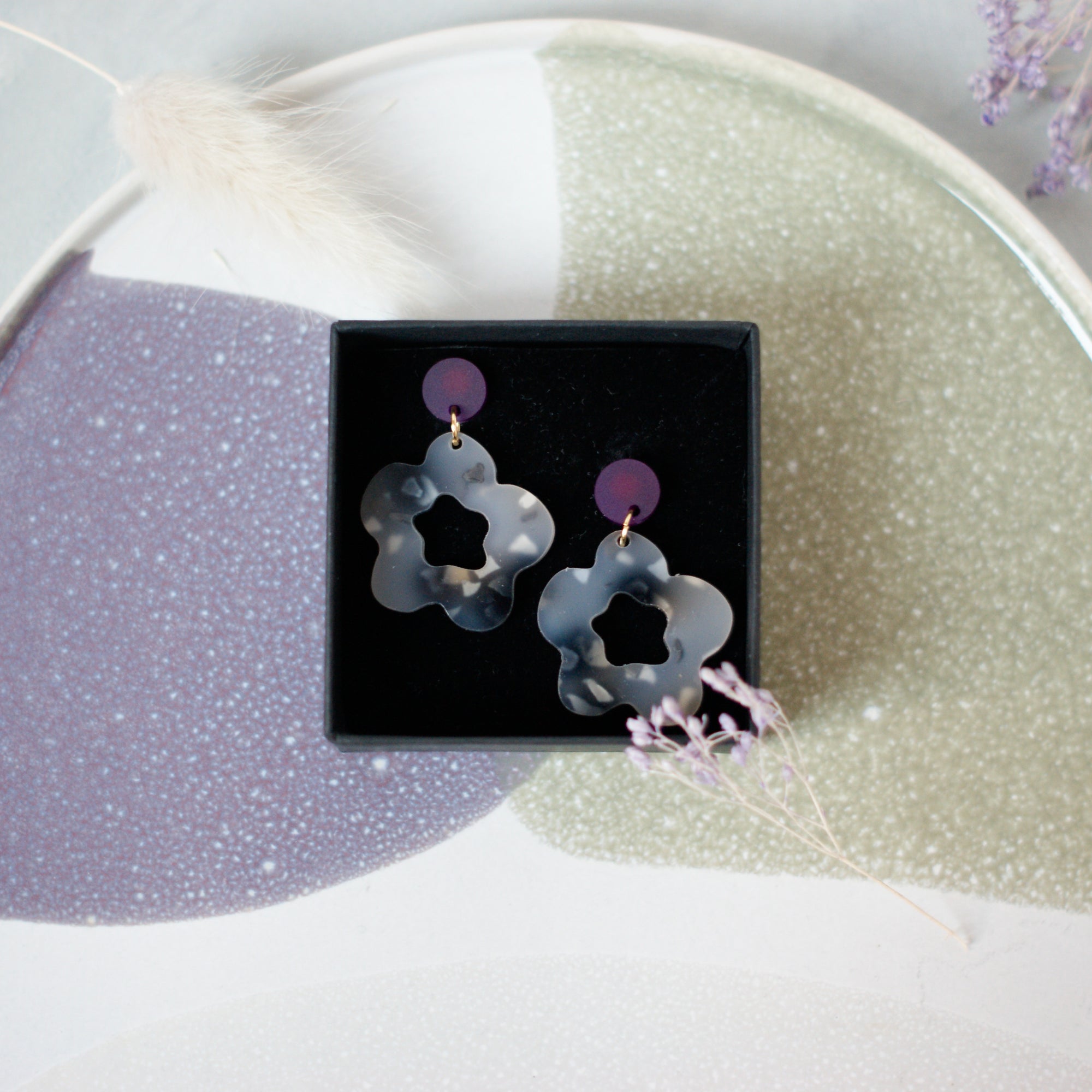 FLOWER Nature/Dark Purple - Ohrringe aus Acryl