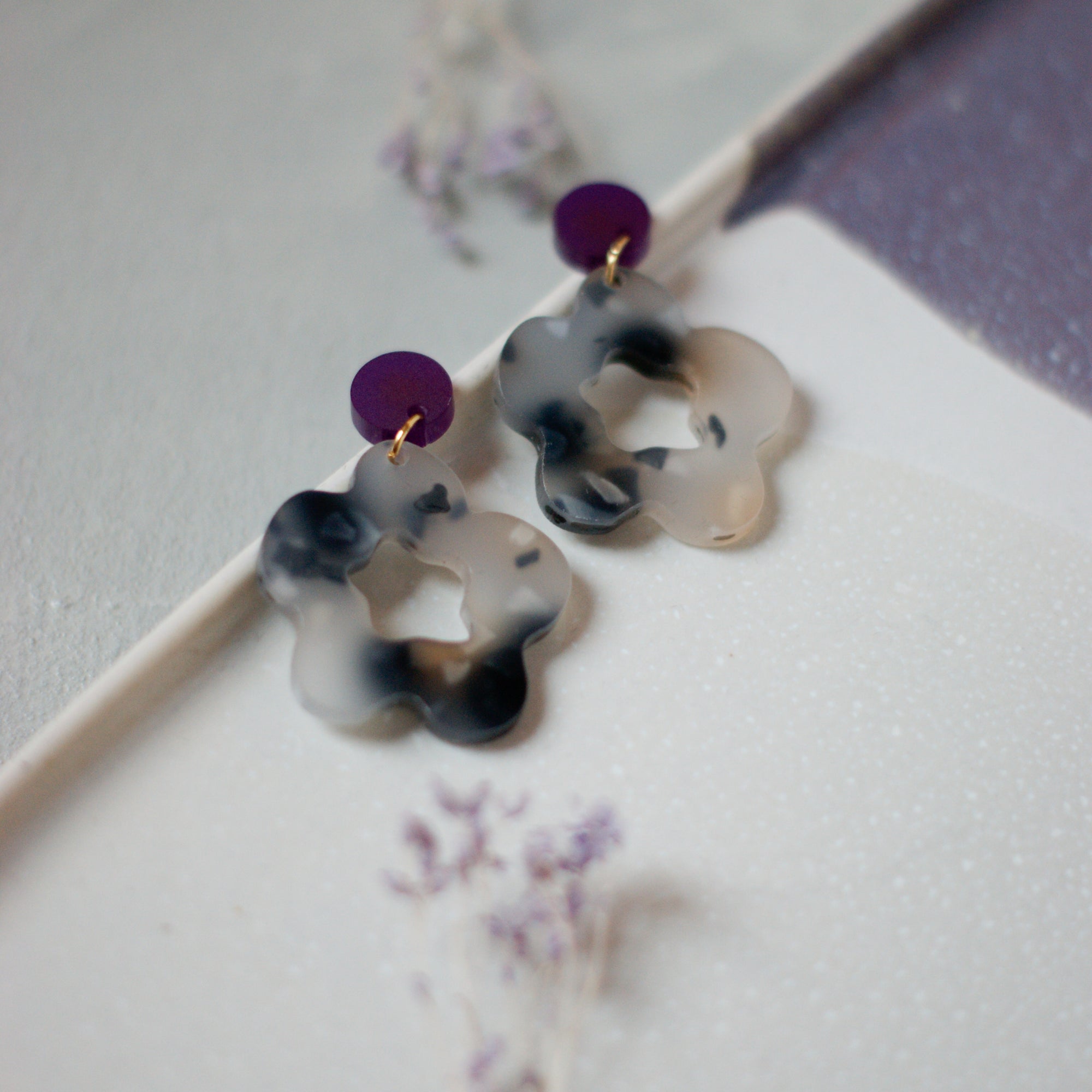 FLOWER Nature/Dark Purple - Ohrringe aus Acryl