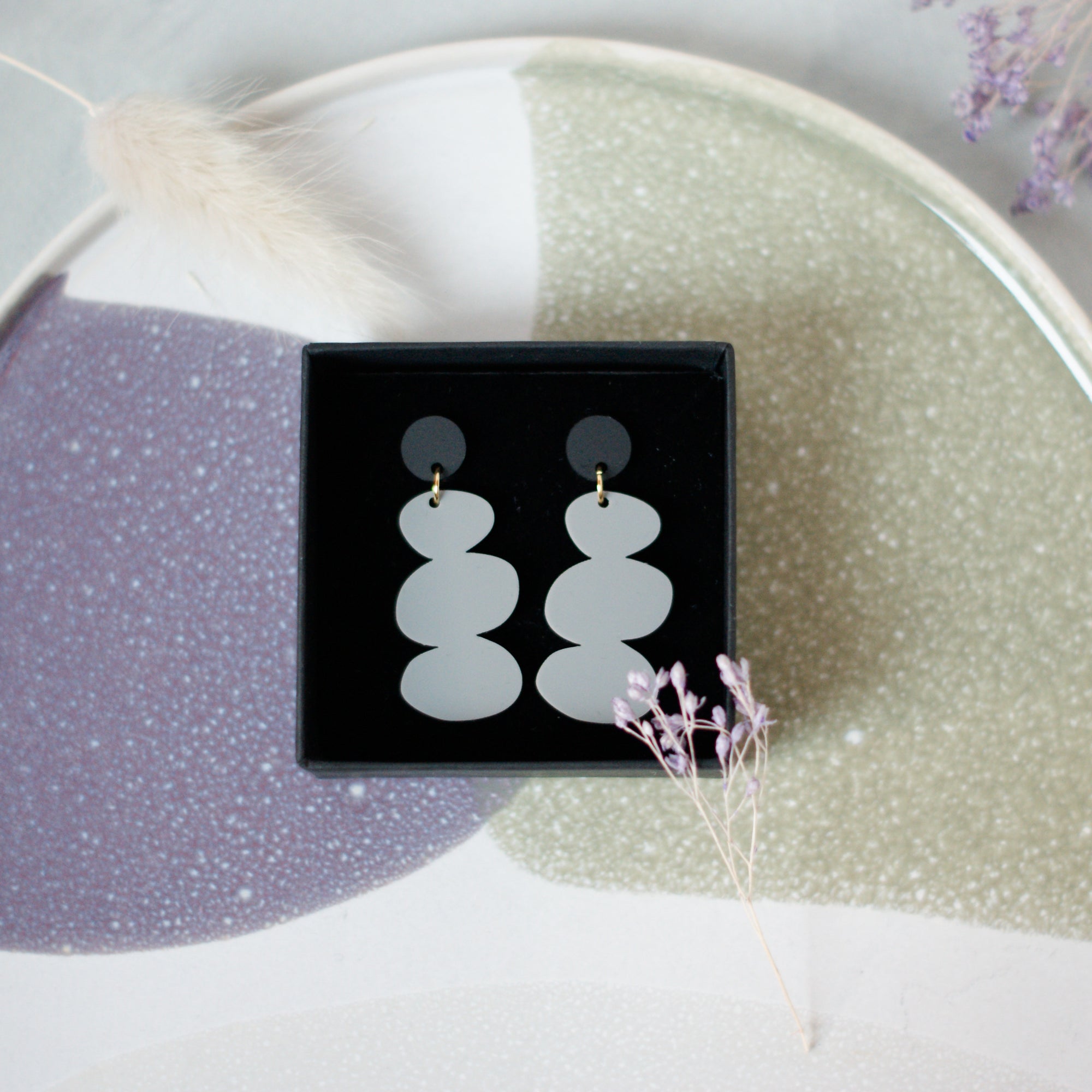 PEBBLE Grau/Schwarz - Ohrringe aus Acryl