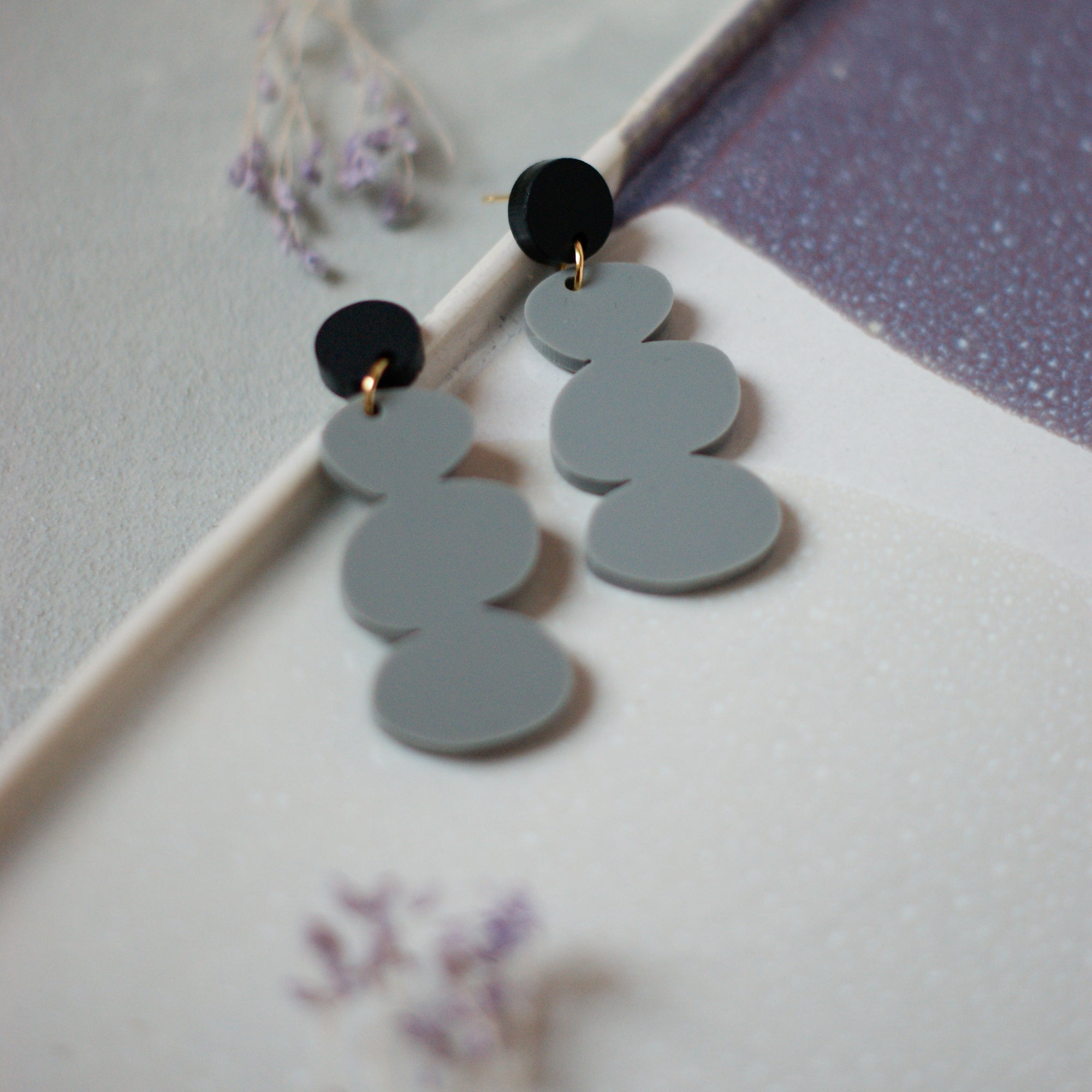 PEBBLE Grau/Schwarz - Ohrringe aus Acryl