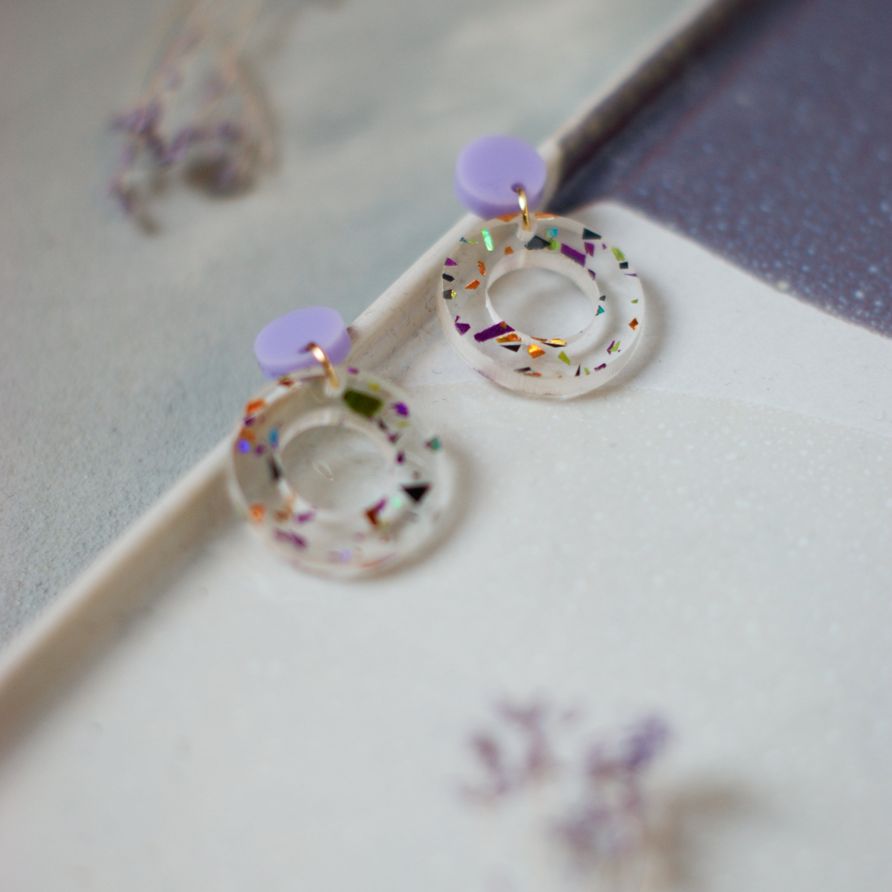 CIRCLE Glitzerkonfetti/Flieder - Ohrringe aus Acryl