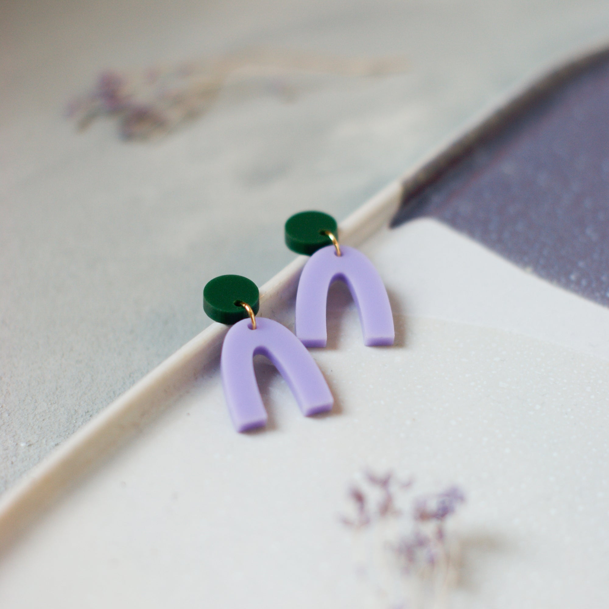 ARCHIE Flieder/Bottle Green - Ohrringe aus Acryl