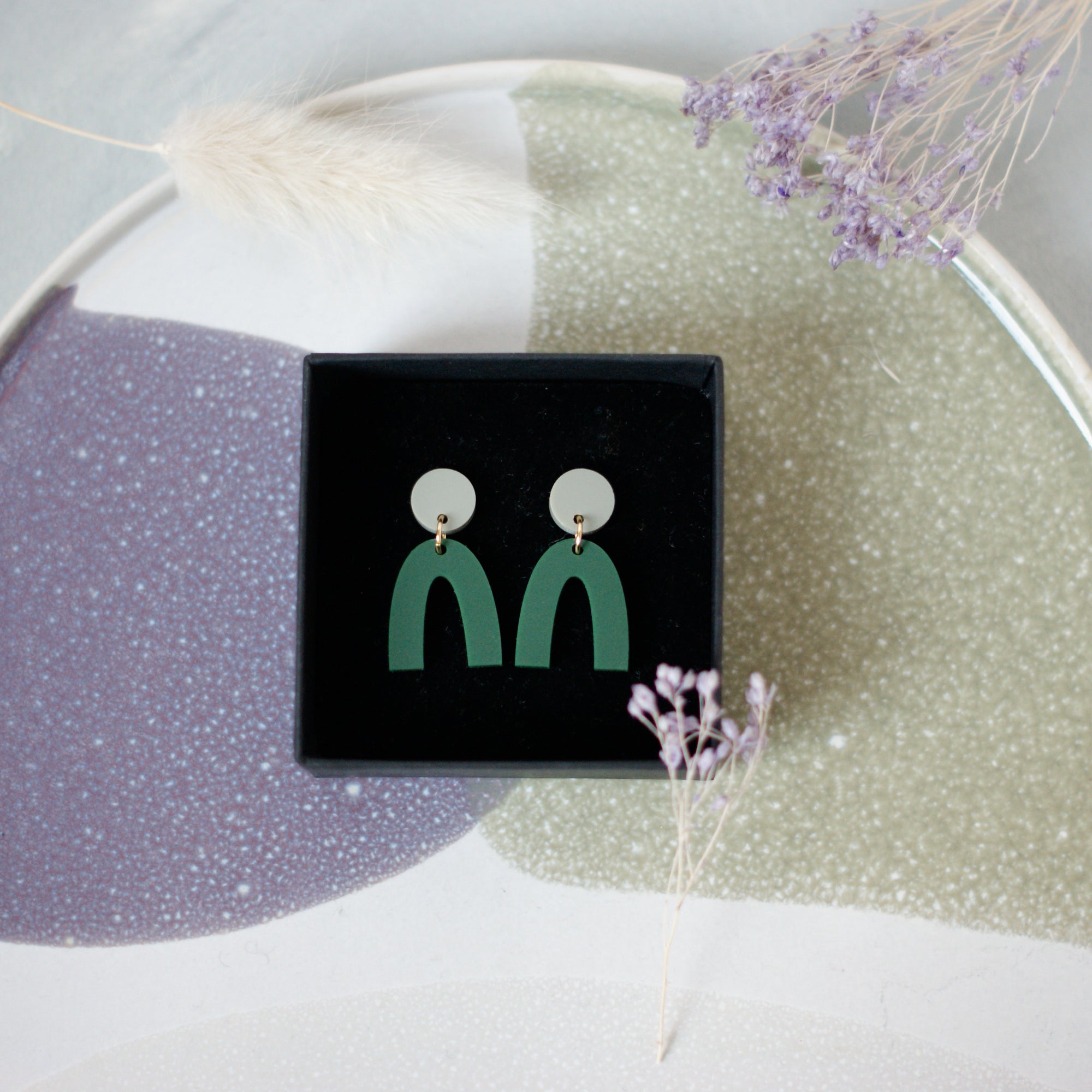 ARCHIE Bottle Green/Sage - Ohrringe aus Acryl