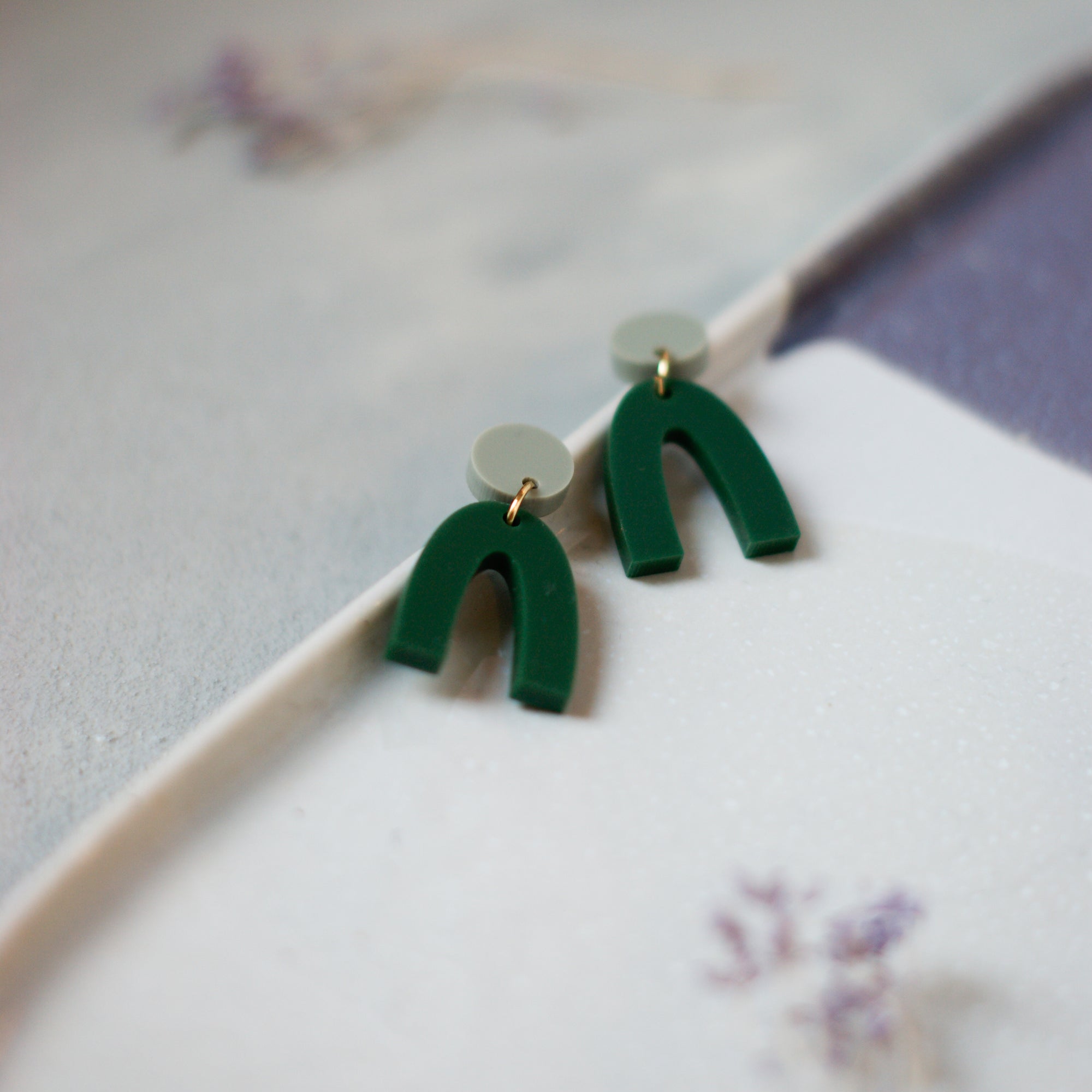 ARCHIE Bottle Green/Sage - Ohrringe aus Acryl