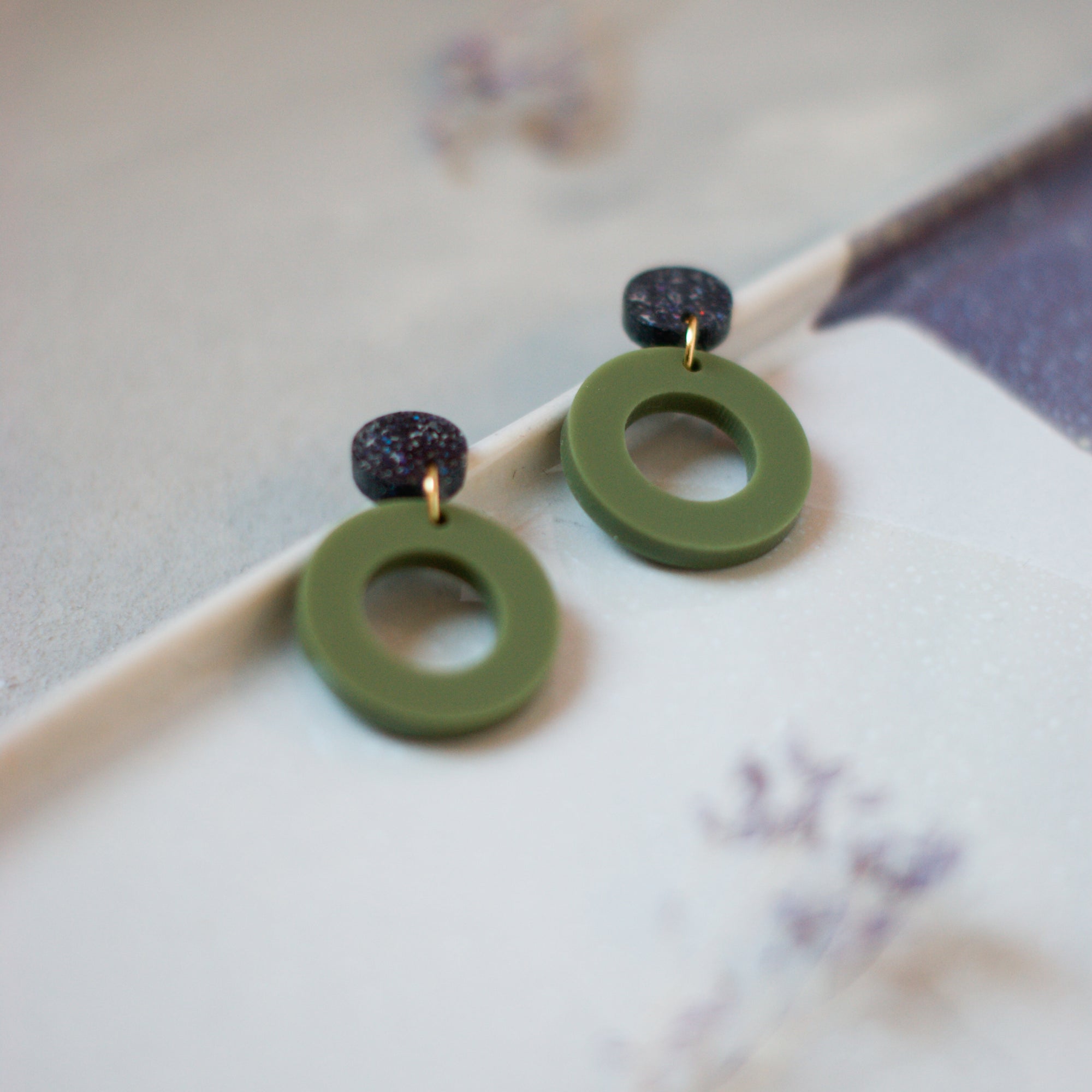 CIRCLE Olive/Galaxy Glitter - Ohrringe aus Acryl