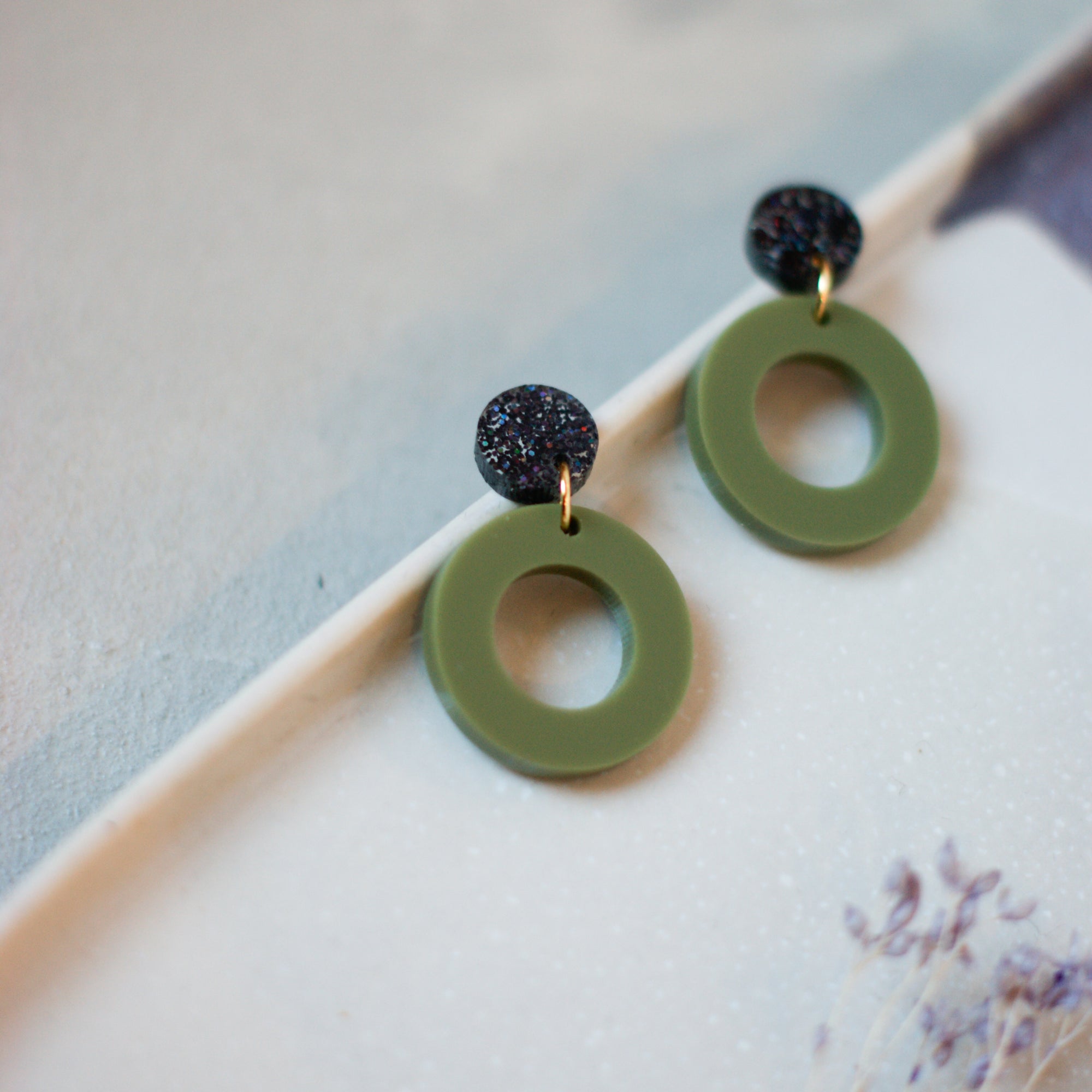 CIRCLE Olive/Galaxy Glitter - Ohrringe aus Acryl