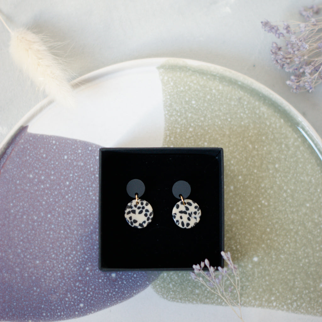 DOTS Schwarz Weiß/Schwarz - Ohrringe aus Acryl