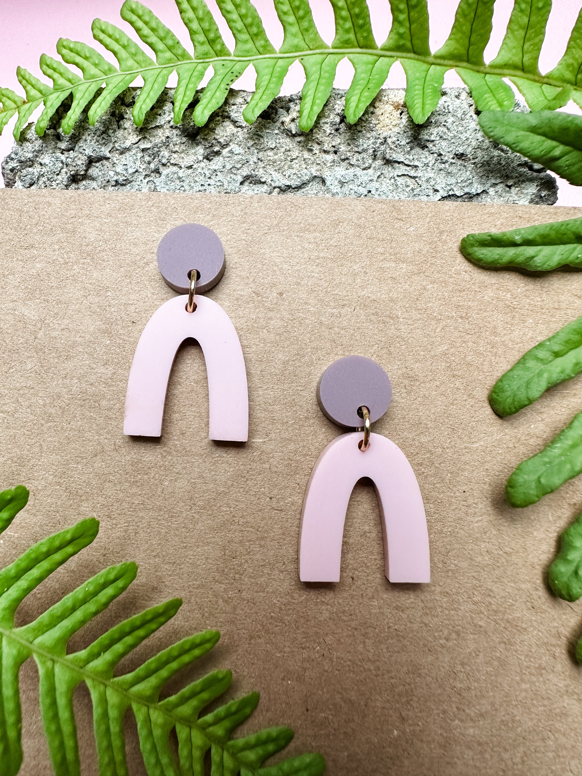 ARCHIE Puder/Mauve - Ohrringe aus Acryl